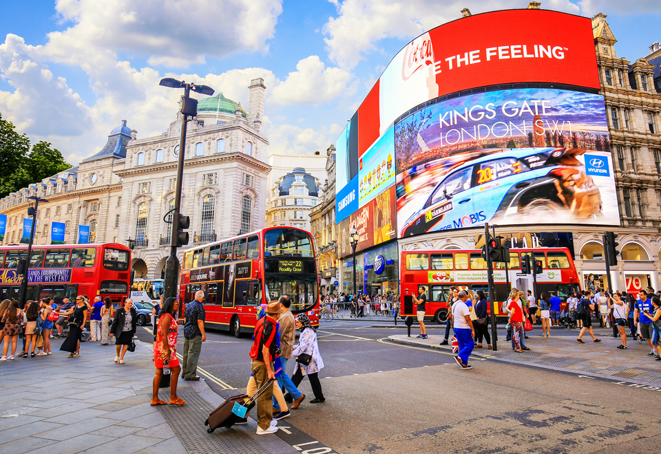London_Piccadilly_Circus_shutterstock_458362345