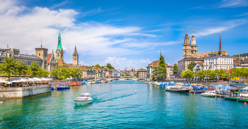 Panoramic,View,Of,Historic,Zurich,City,Center,With,Famous,Fraumunster